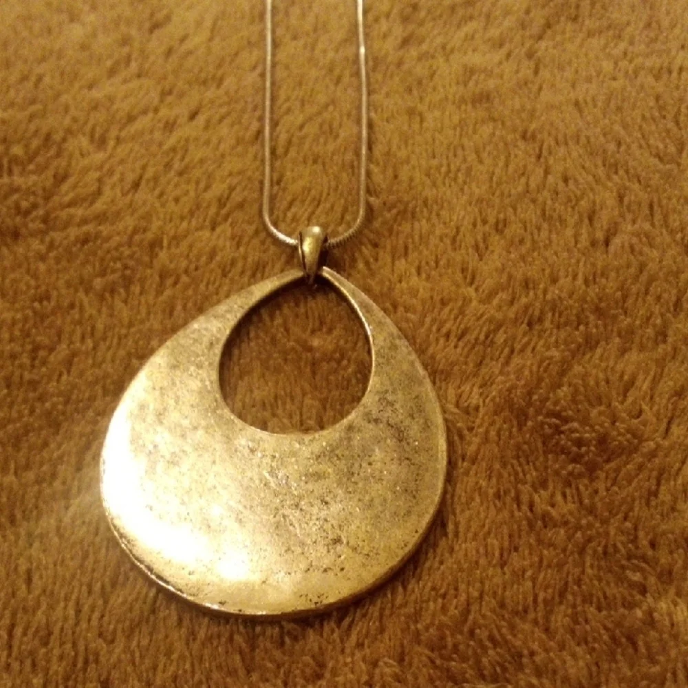 Elegant Silver and Brown Pendant Necklace